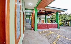 OYO Life 92043 Kost Barokah Syariah Madiun